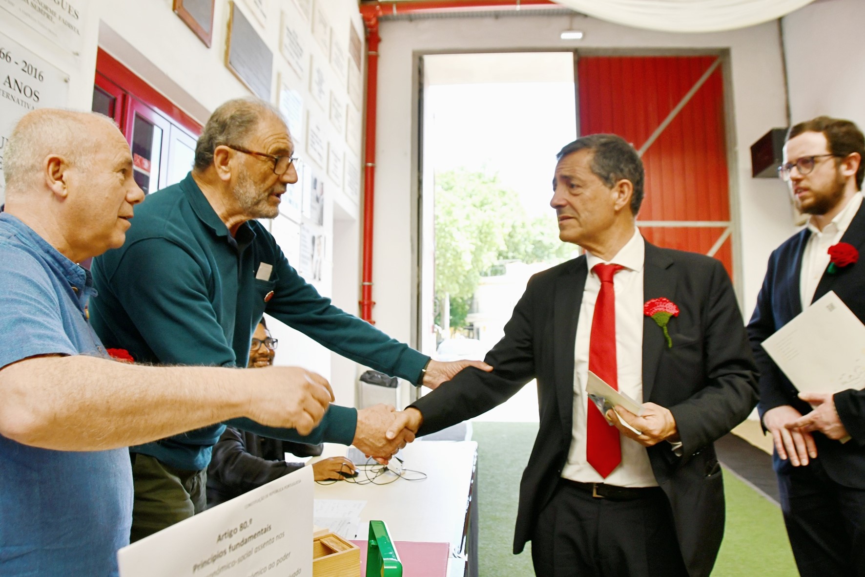 Associação Povo Alentejano celebrou Revolução dos Cravos na Arena de Évora